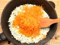 Фото приготовления рецепта: Рис с мясным фаршем и помидорами - шаг №7
