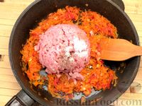 Фото приготовления рецепта: Рис с мясным фаршем и помидорами - шаг №9