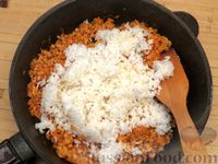 Фото приготовления рецепта: Рис с мясным фаршем и помидорами - шаг №10