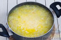 Фото приготовления рецепта: Рисовый суп с капустой и сыром - шаг №9