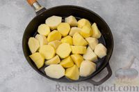 Фото приготовления рецепта: Картошка, тушенная с квашеной капустой - шаг №6