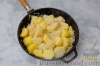 Фото приготовления рецепта: Картошка, тушенная с квашеной капустой - шаг №8