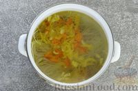 Фото приготовления рецепта: Говяжий суп с рисовой лапшой - шаг №6