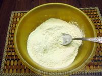 Фото приготовления рецепта: Закрытый пирог из песочного теста с капустной начинкой - шаг №3