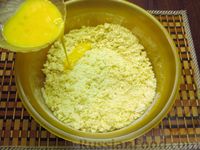 Фото приготовления рецепта: Закрытый пирог из песочного теста с капустной начинкой - шаг №6