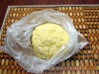 Фото приготовления рецепта: Закрытый пирог из песочного теста с капустной начинкой - шаг №8
