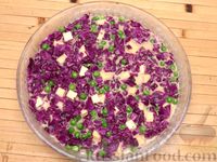 Фото приготовления рецепта: Запеканка из краснокочанной капусты с зелёным горошком и сыром - шаг №9