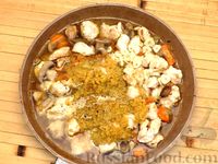 Фото приготовления рецепта: Булгур с индейкой, овощами и грибами - шаг №7