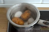 Фото приготовления рецепта: Закусочные шарики с сельдью, картофелем, плавленым сыром и яйцами - шаг №2