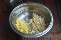 Фото приготовления рецепта: Закусочные шарики с сельдью, картофелем, плавленым сыром и яйцами - шаг №3