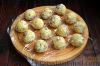 Фото приготовления рецепта: Закусочные шарики с сельдью, картофелем, плавленым сыром и яйцами - шаг №9