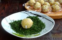 Фото приготовления рецепта: Закусочные шарики с сельдью, картофелем, плавленым сыром и яйцами - шаг №10