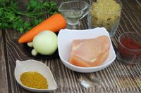 Фото приготовления рецепта: Булгур с курицей, овощами и томатной пастой - шаг №1