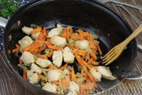 Фото приготовления рецепта: Булгур с курицей, овощами и томатной пастой - шаг №3