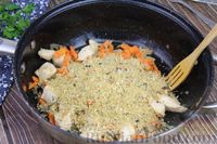 Фото приготовления рецепта: Булгур с курицей, овощами и томатной пастой - шаг №4