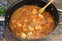 Фото приготовления рецепта: Булгур с курицей, овощами и томатной пастой - шаг №6