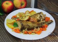 Фото к рецепту: Рыба, запечённая с морковью и яблоками