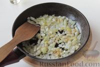 Фото приготовления рецепта: Жареная квашеная капуста с луком - шаг №3