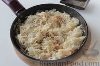 Фото приготовления рецепта: Жареная квашеная капуста с луком - шаг №6