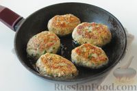 Фото приготовления рецепта: Куриные котлеты с имбирём, чесноком и кинзой (без яиц) - шаг №11