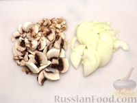 Фото приготовления рецепта: Картофельная запеканка с мясным фаршем, грибами и сыром - шаг №2