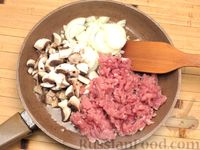 Фото приготовления рецепта: Картофельная запеканка с мясным фаршем, грибами и сыром - шаг №3