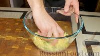 Фото приготовления рецепта: Рулетики из баклажанов с сыром и чесноком - шаг №4