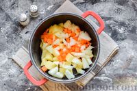 Фото приготовления рецепта: Суп с рыбными фрикадельками и овощами - шаг №5