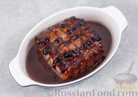 Фото приготовления рецепта: Свинина, запечённая с сухофруктами и медовой глазурью - шаг №8