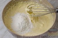 Фото приготовления рецепта: Апельсиновый кекс с клюквой и белковой глазурью - шаг №10