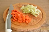 Фото приготовления рецепта: Скумбрия, запечённая с морковью и луком (в рукаве) - шаг №2