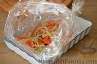 Фото приготовления рецепта: Скумбрия, запечённая с морковью и луком (в рукаве) - шаг №5
