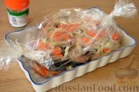 Фото приготовления рецепта: Скумбрия, запечённая с морковью и луком (в рукаве) - шаг №8