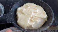 Фото приготовления рецепта: Пышный омлет на сковороде (без молока) - шаг №2