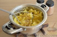 Фото приготовления рецепта: Куриный суп с манными клёцками, зелёным горошком и сельдереем - шаг №7