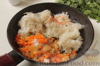 Фото приготовления рецепта: Запечённая квашеная капуста с морковью и луком - шаг №4