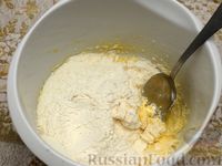 Фото приготовления рецепта: Открытый песочный пирог с бананами в яично-сметанной заливке - шаг №4