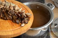 Фото приготовления рецепта: Грибной суп с клецками - шаг №10