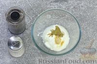 Фото приготовления рецепта: Салат с креветками, ананасами, сыром и горчично-йогуртовой заправкой - шаг №8