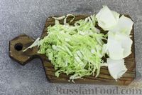Фото приготовления рецепта: Салат с пекинской капустой, ветчиной и сыром сулугуни - шаг №2