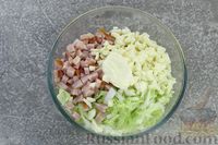 Фото приготовления рецепта: Салат с пекинской капустой, ветчиной и сыром сулугуни - шаг №5