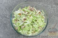 Фото приготовления рецепта: Салат с пекинской капустой, ветчиной и сыром сулугуни - шаг №6