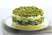 Фото к рецепту: Слоёный салат с селёдкой, картофелем, плавленым сыром и солёными огурцами