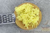 Фото приготовления рецепта: Слоёный салат с селёдкой, картофелем, плавленым сыром и солёными огурцами - шаг №3