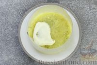 Фото приготовления рецепта: Слоёный салат с селёдкой, картофелем, плавленым сыром и солёными огурцами - шаг №4