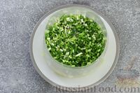 Фото приготовления рецепта: Слоёный салат с селёдкой, картофелем, плавленым сыром и солёными огурцами - шаг №8