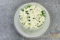 Фото приготовления рецепта: Слоёный салат с селёдкой, картофелем, плавленым сыром и солёными огурцами - шаг №10