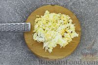 Фото приготовления рецепта: Слоёный салат с селёдкой, картофелем, плавленым сыром и солёными огурцами - шаг №13