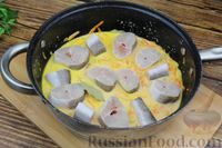 Фото приготовления рецепта: Рыба, тушенная в сливочно-томатном соусе - шаг №7