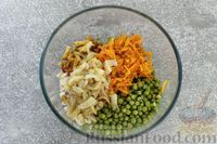 Фото приготовления рецепта: Салат с курицей, маринованными опятами и огурцами - шаг №9
